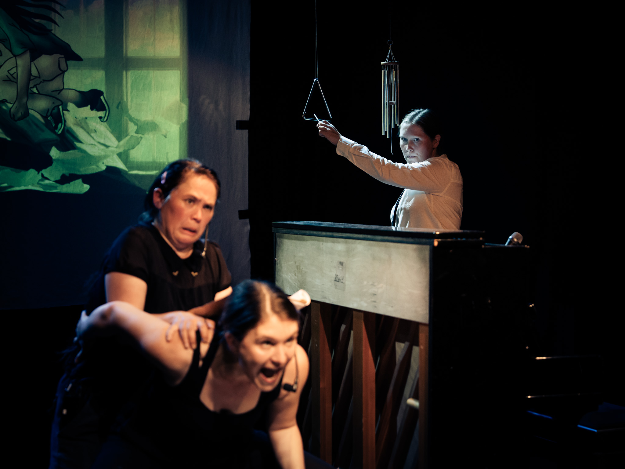 Ella und Kater kämpfen sich durch den Wirbeltraum.