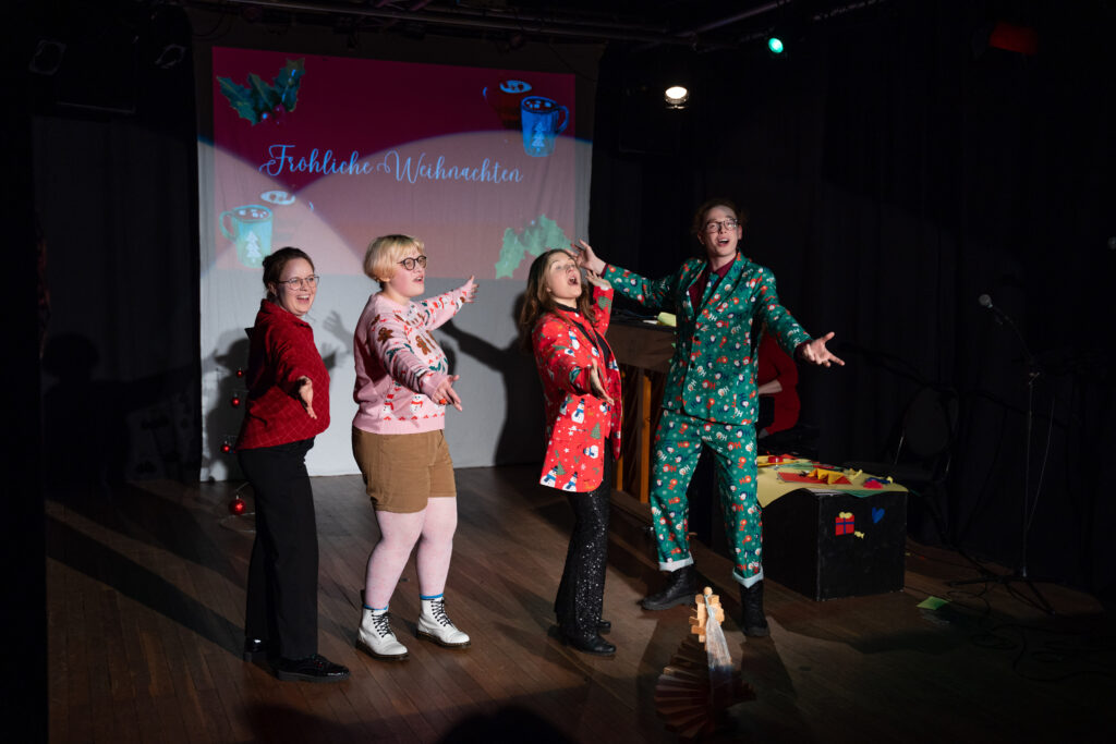 Vier Verrückte in Weihnachtspullis. Vier Verrückte in Weihnachtspullis.