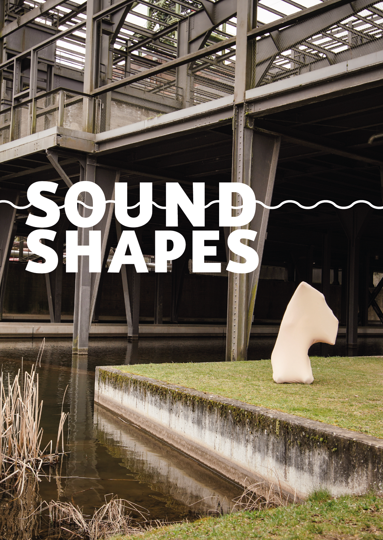 Eine vollständig in ein elastisches Tuch gehüllte Person steht unter einer Stahlkonstruktion.