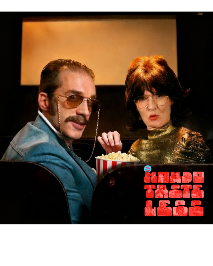 Zwei schräg aussehende Personen vor einer Kinoleinwand, mit Popcorn in den Händen