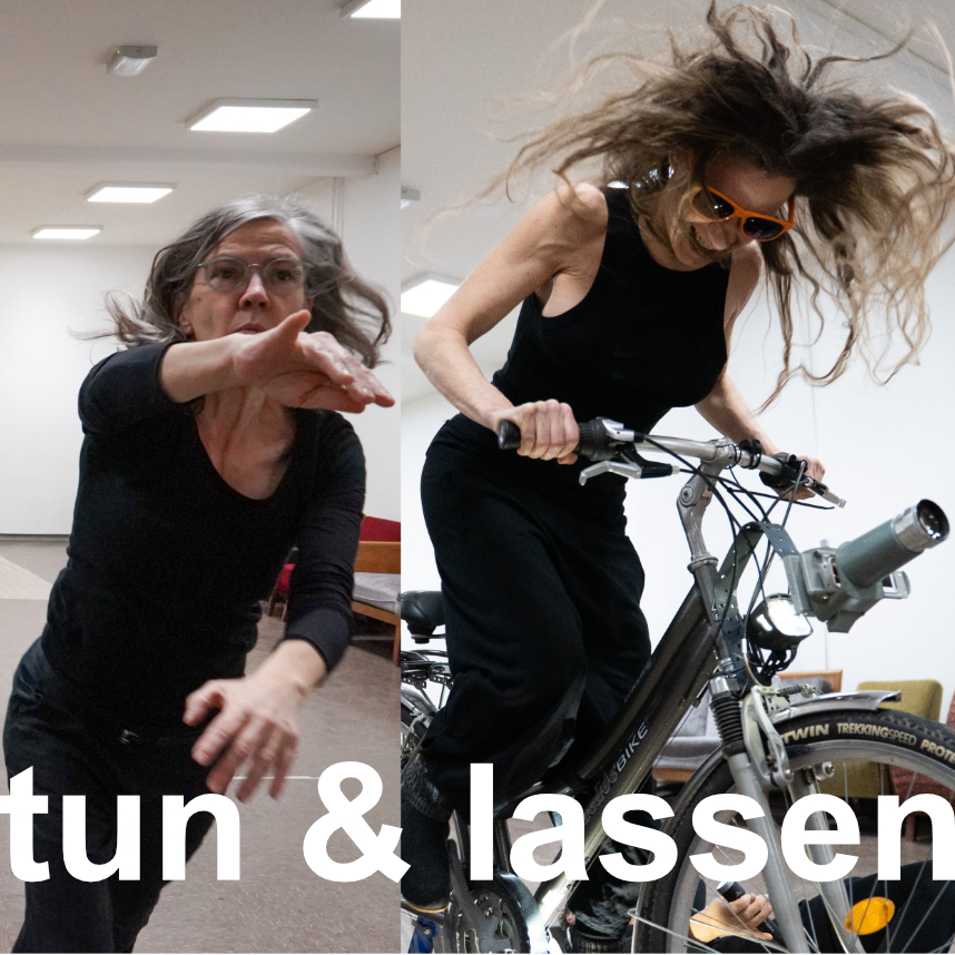 zwei Spielerinnen – eine davon auf einem Fahrrad – sind in mitten einer Vorwärtsbewegung; die Haare fliegen