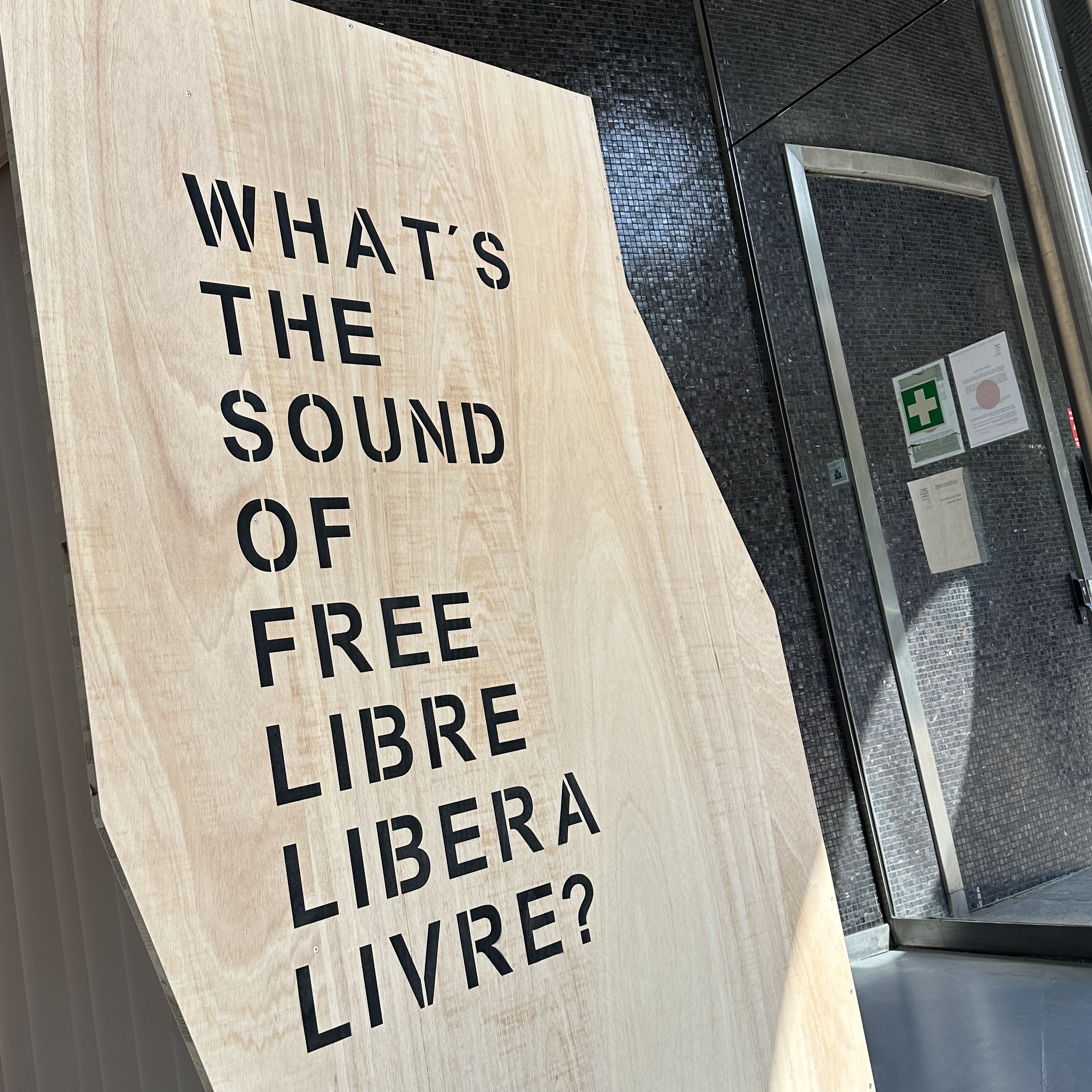 Aufnahmebox mit Schriftzufg des Projekt-Titels "WHAT'S THE SOUND OF FREE / LIBRE / LIBERA / LIVRE"